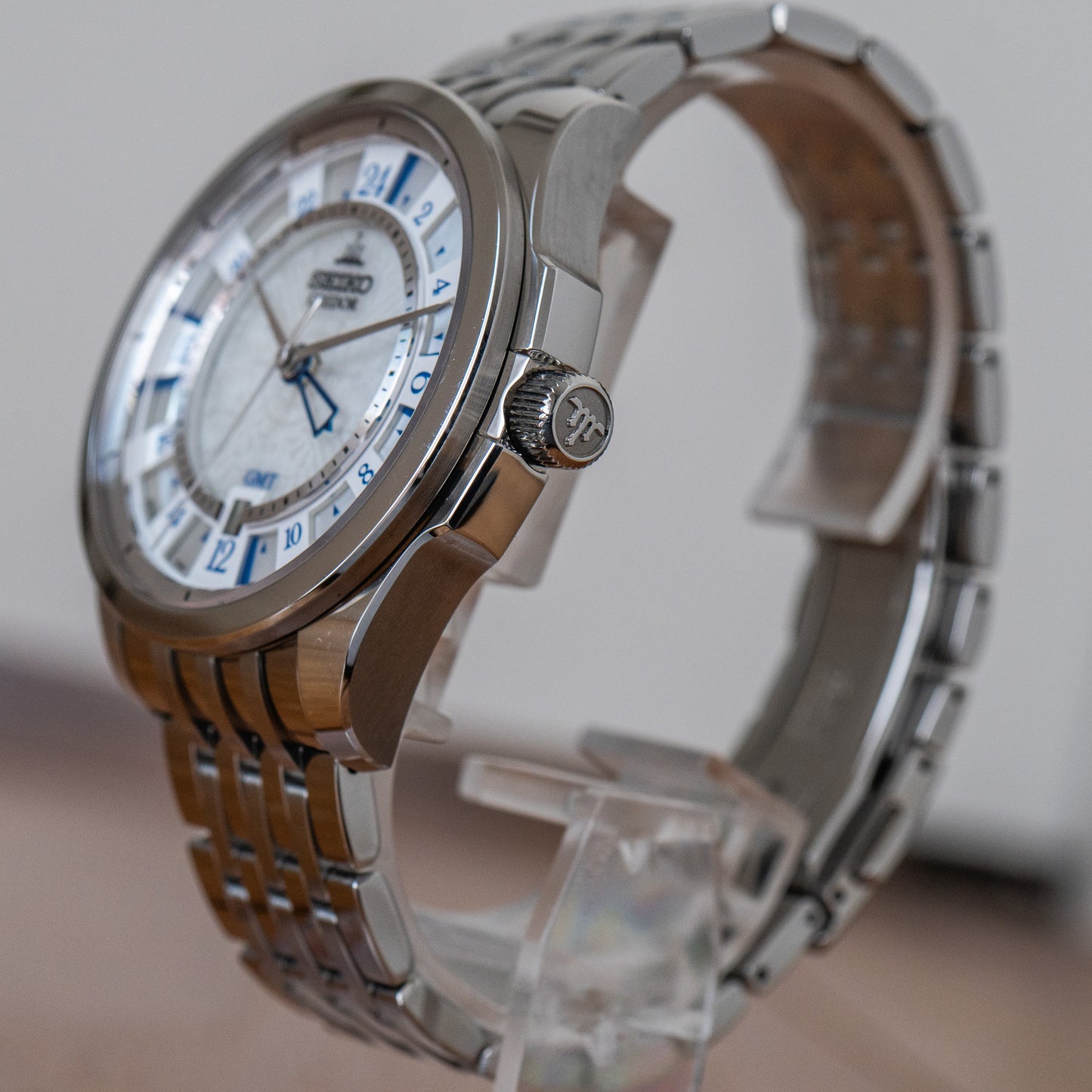 Credor "Mother of Pearl" GCBZ999 GMT