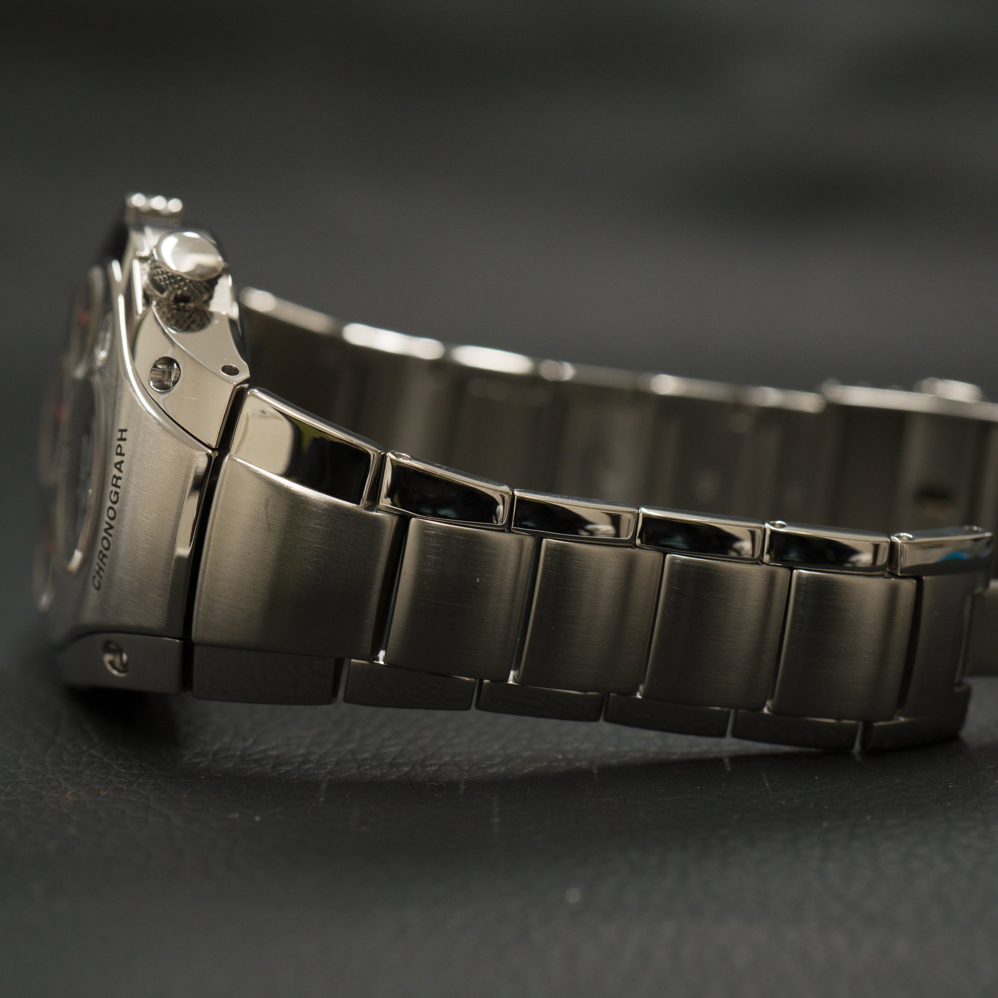 The brushed links of the SBCG001 9T82 Sportura bracelet