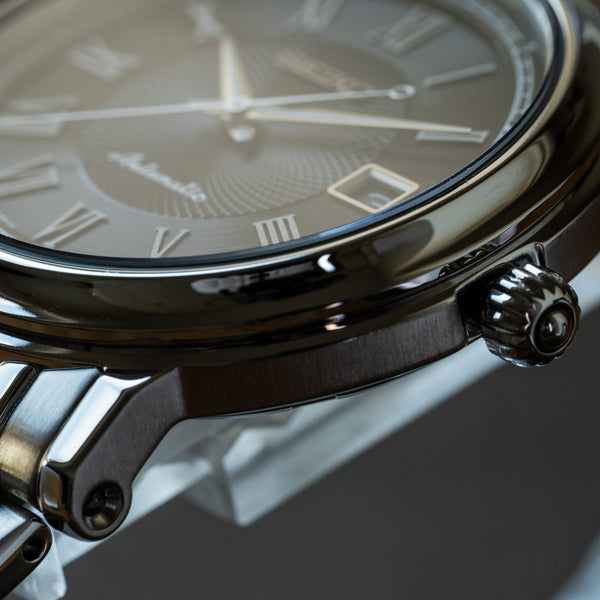 La 20 ème est arrivée, et c'est à vous de jouer ! - Page 2 Seiko_SARY007_Guilloche_Macro_Crown